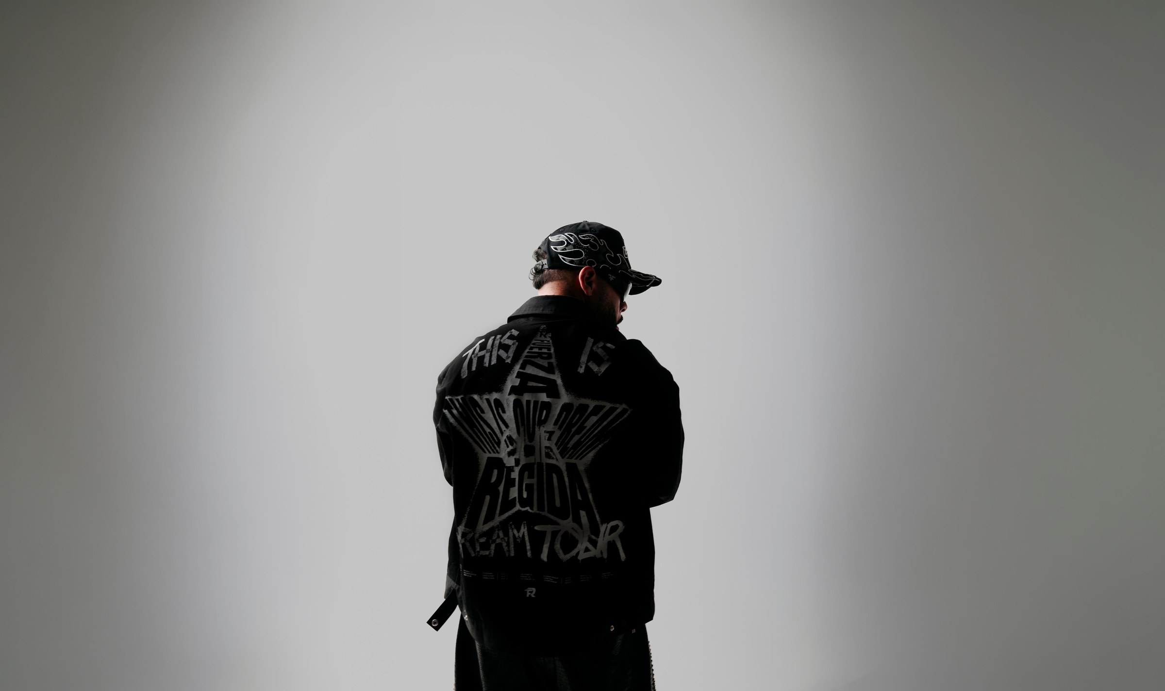 Dynamiqo photographed from behind in a black tour jacket